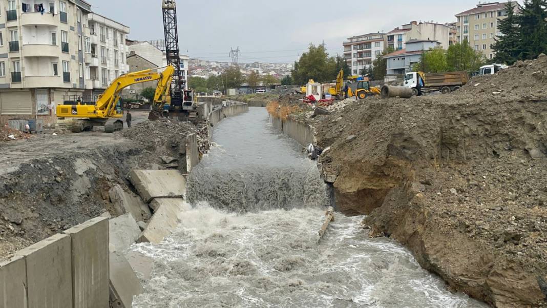 İstanbul'da sağanak sele dönüştü: İstinat duvarı çöktü, yollar göle döndü... 7